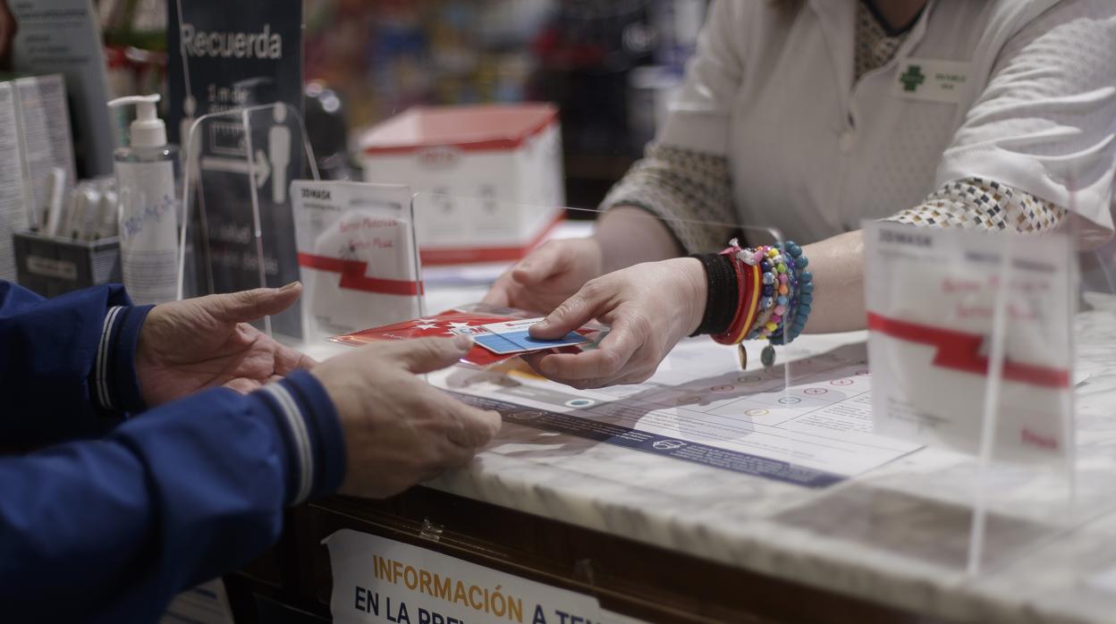 Reparto de las mascarillas de la Comunidad de Madrid en una farmacia