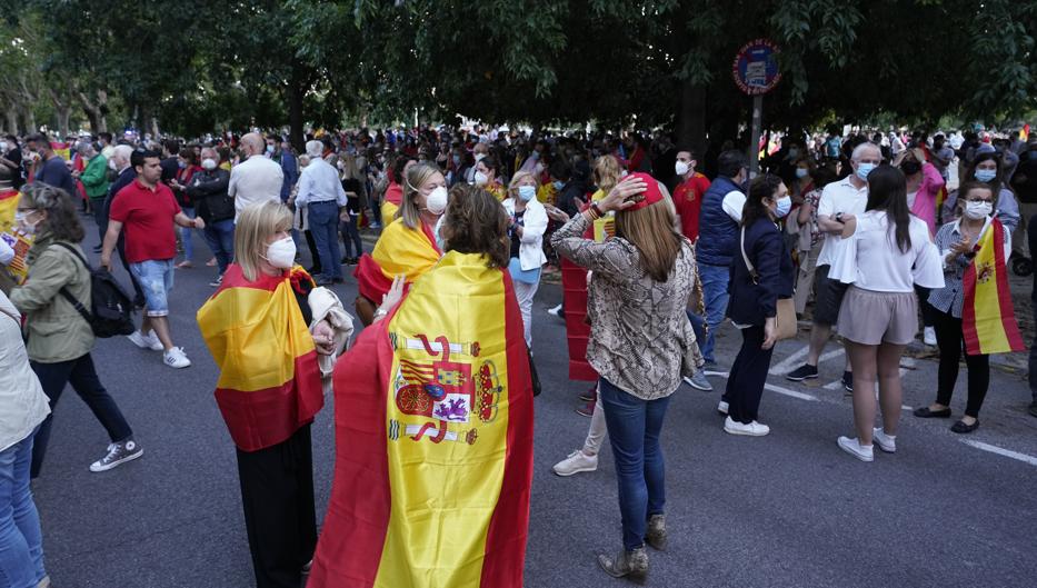 Vídeo: miles de personas protestan en Valencia con una cacerolada contra la gestión de Pedro Sánchez y Pablo Iglesias