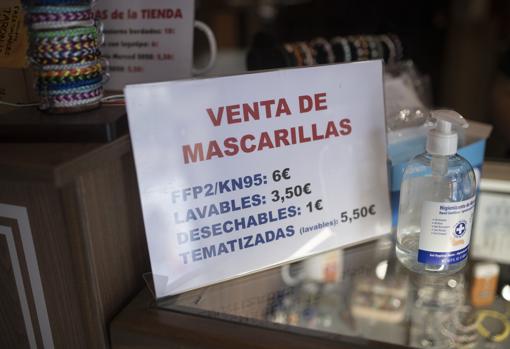 Venta de mascarillas en la entrada del templo