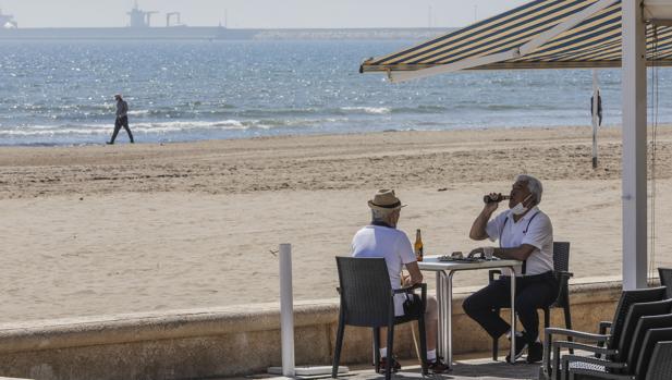 Valencia fase 2: la Generalitat incluye los baños en la playa en el plan de desescalada