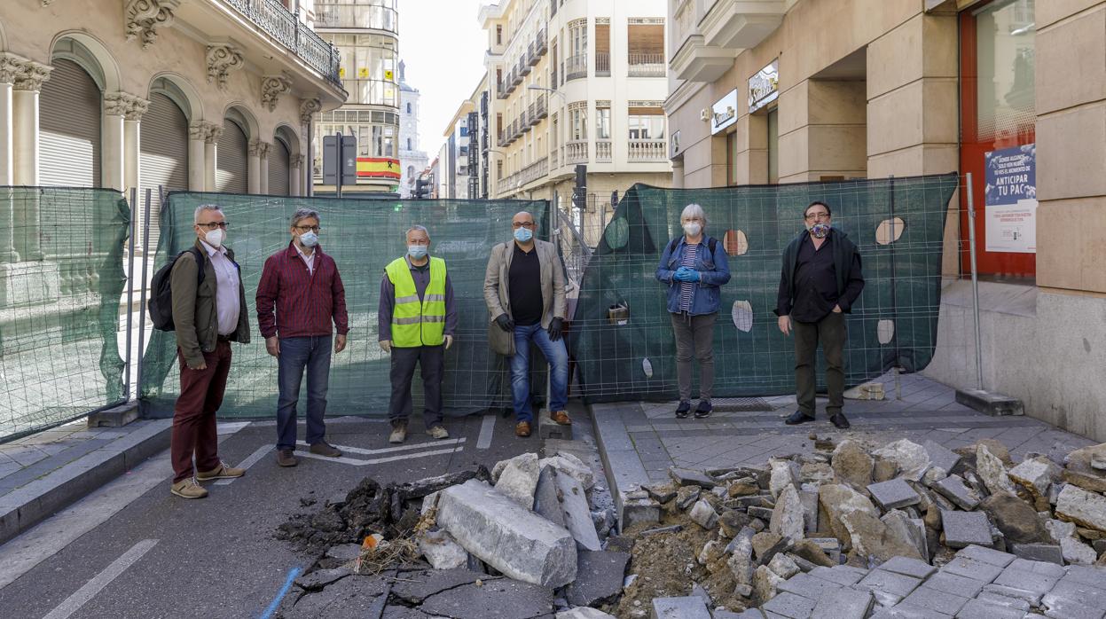 El equipo investigador, junto a la zanja abierta para la investigación arqueológica