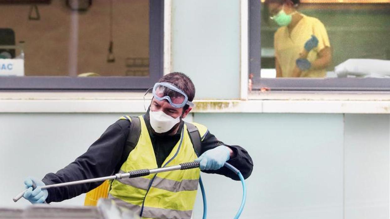 Tareas de desinfección en un hospital de Santiago de Compostela