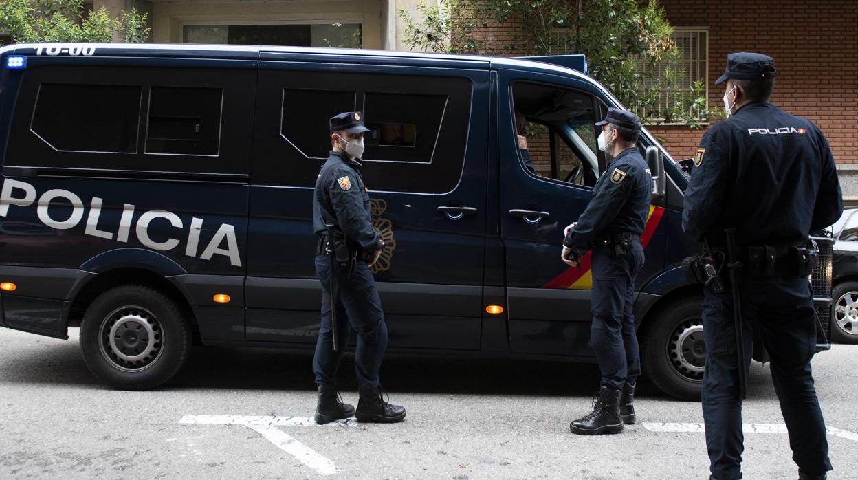 Imagen de archivo de varios agentes de Policía Nacional en Madrid