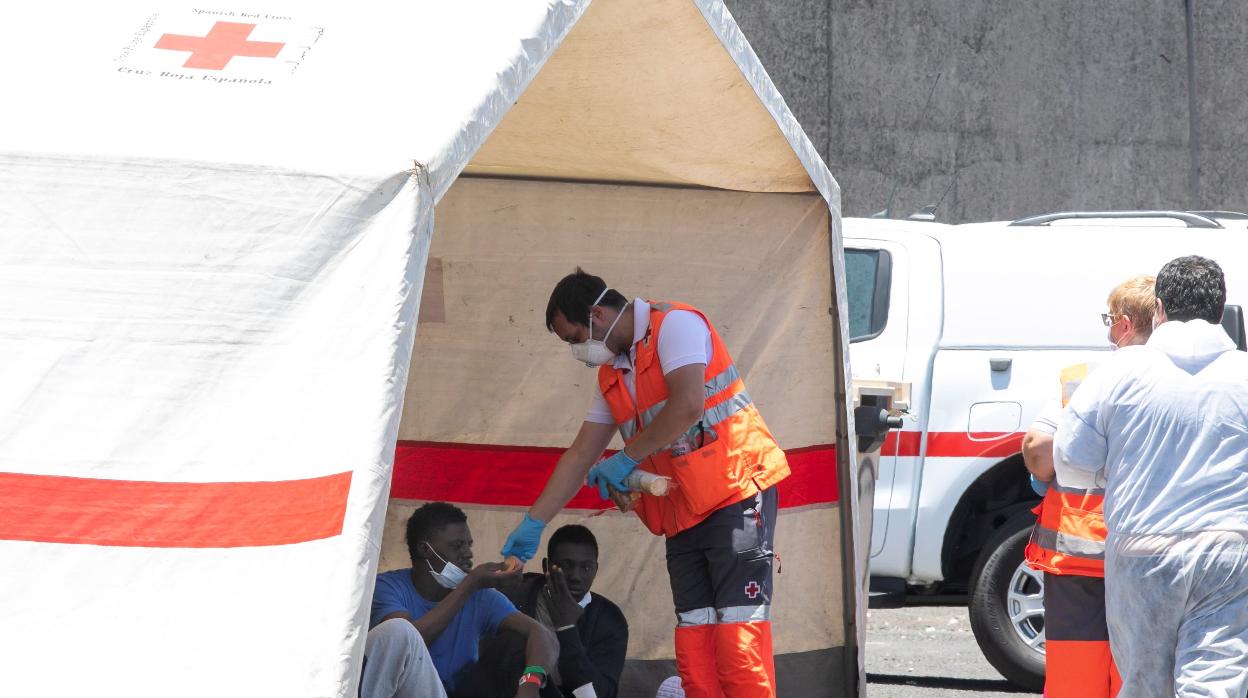 Cruz Roja atiende a algunos de los 28 inmigrantes, 11 de ellos menores, llegados el martes a Gran Canarias
