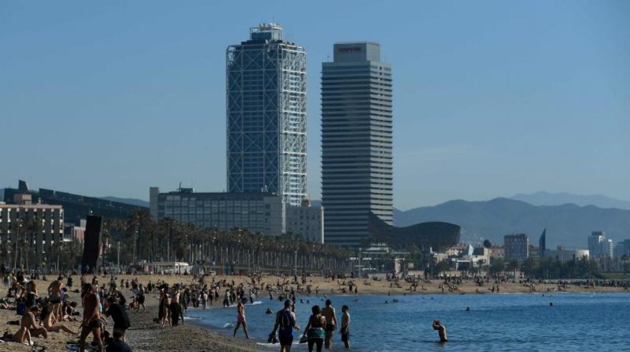 El litoral barcelonés, lleno a primera hora del día