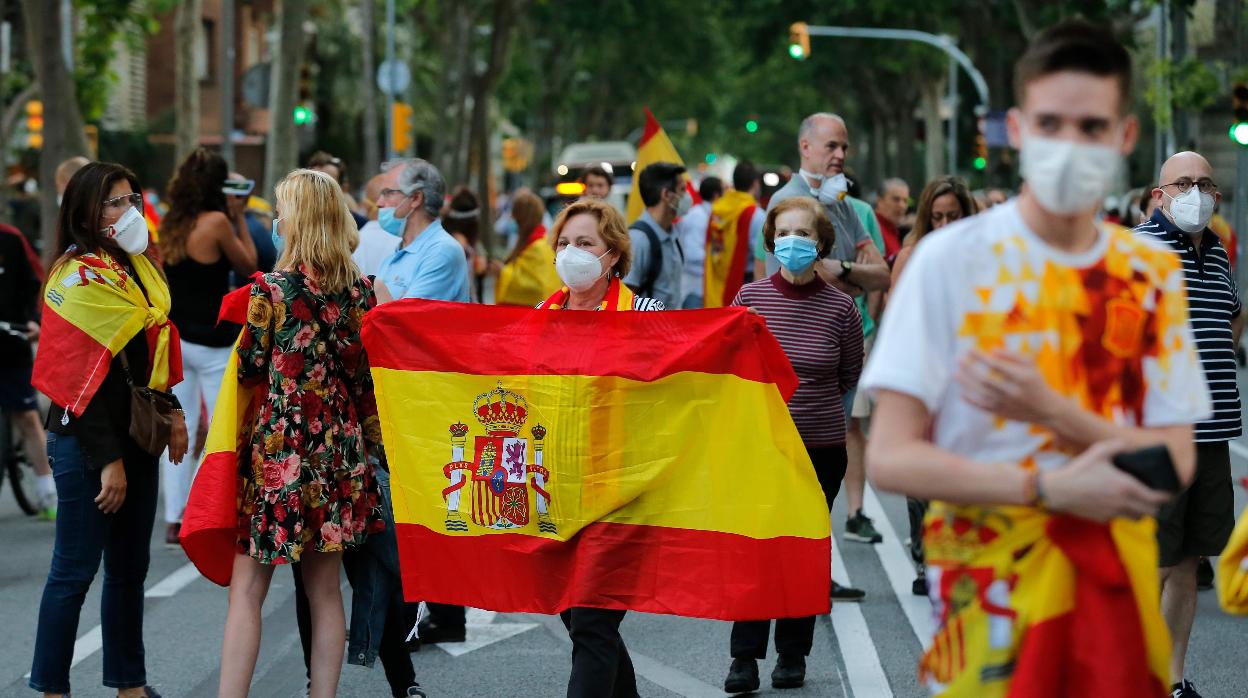 Manifestantes con banderas españolas en la marcha de hoy miércoles en Barcelona