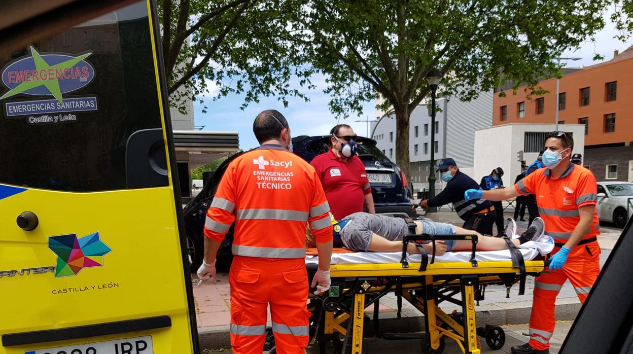 Cuatro hospitalizados al colisionar un turismo y un bus urbano en Valladolid