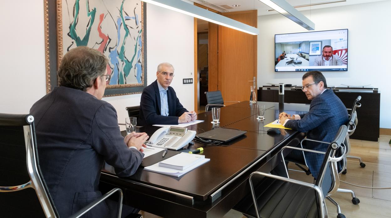 Feijóo, Conde y Tahoces en la videoconferencia con el comité de Alcoa