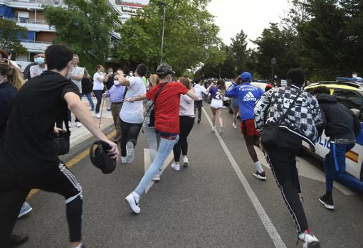 Momento en el que los jóvenes manifestantes salen corriendo cuando llegan los antidisturbios