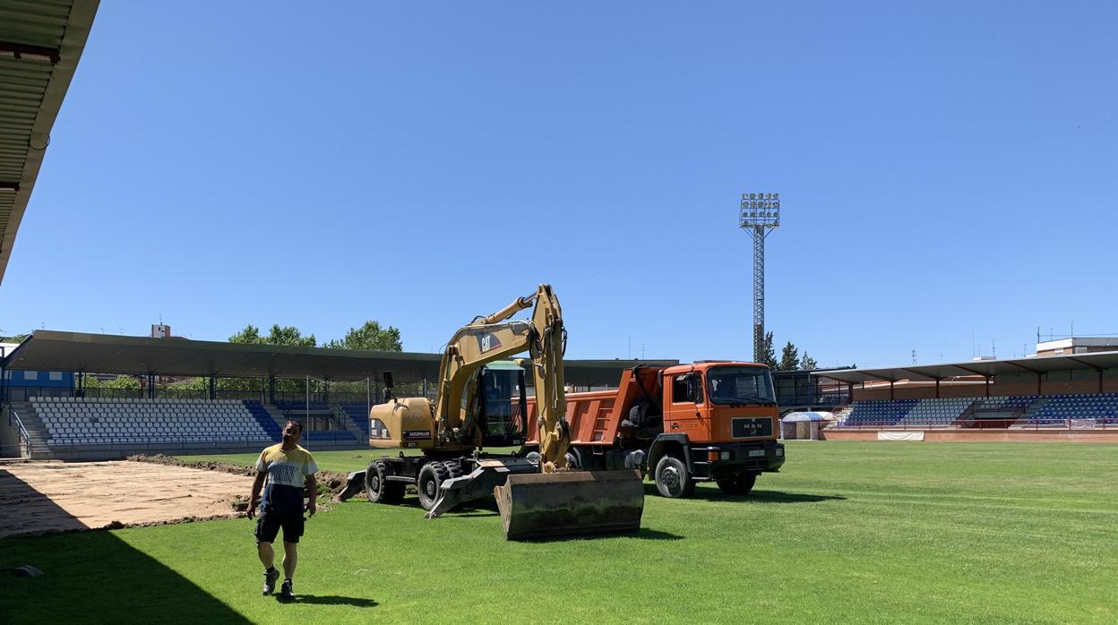 Las máquinas ya han entrado en el estadio «El Prado»
