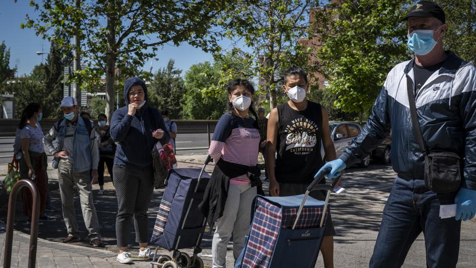 Las colas del hambre en Madrid: «Nunca me he visto así. Yo no estaría aquí si me hubiesen pagado el ERTE»