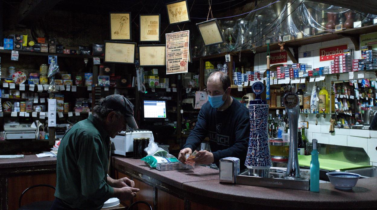 Un hombre realiza una compra en una tienda-bar de Palmés (Orense) esta semana