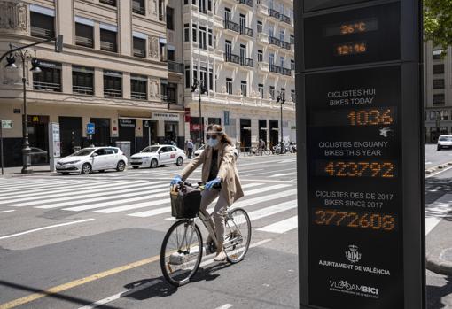 Imagen de una mujer circulando en bicicleta tomada en Valencia