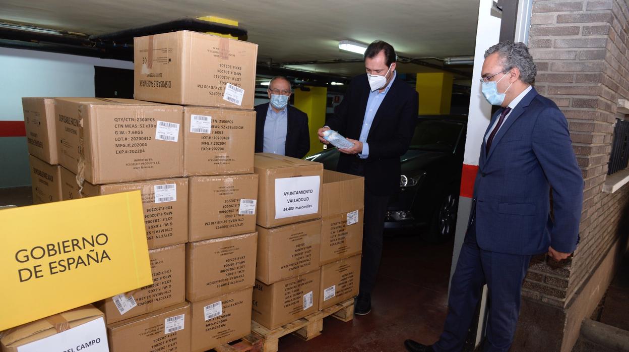 Javier Izquierdo, junto al alcalde de Valladolid, durante el reparto de mascarillas, en una imagen de archivo