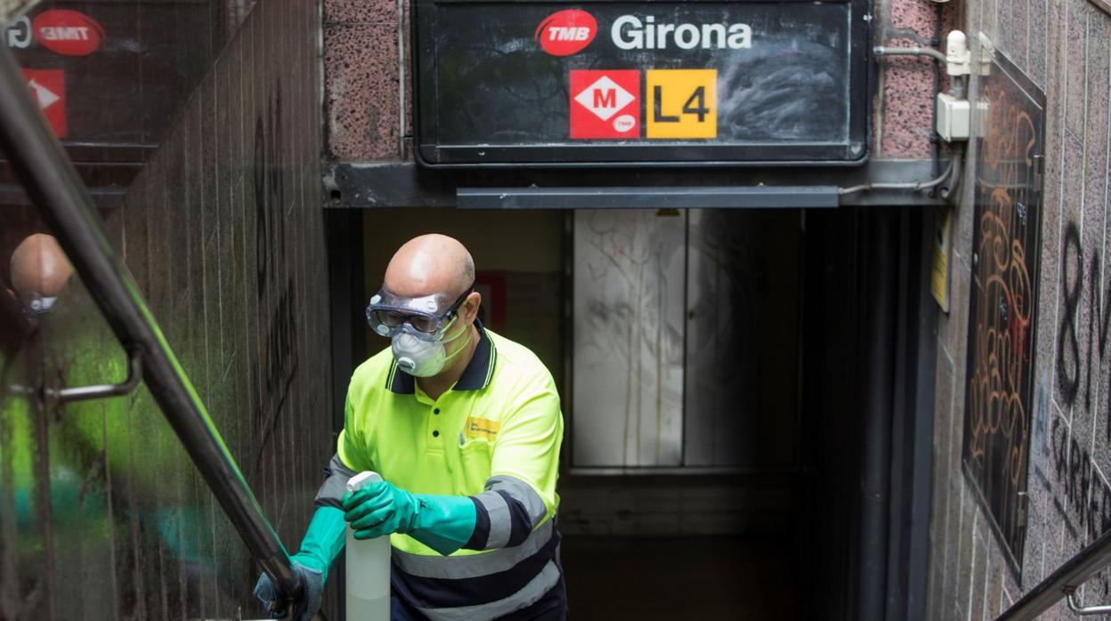 Un trabajador del metro desinfecta las instalaciones del suburbano barcelonés