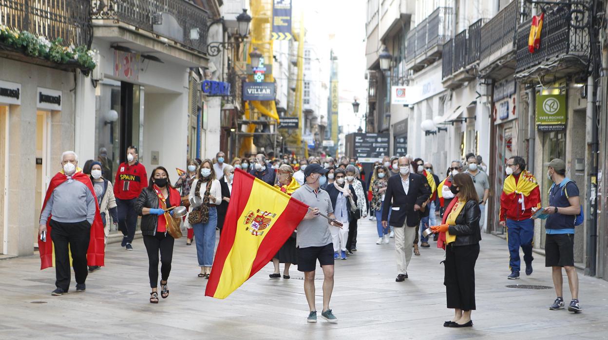 Manifestantes por las calles de La Coruña, este martes por la tarde