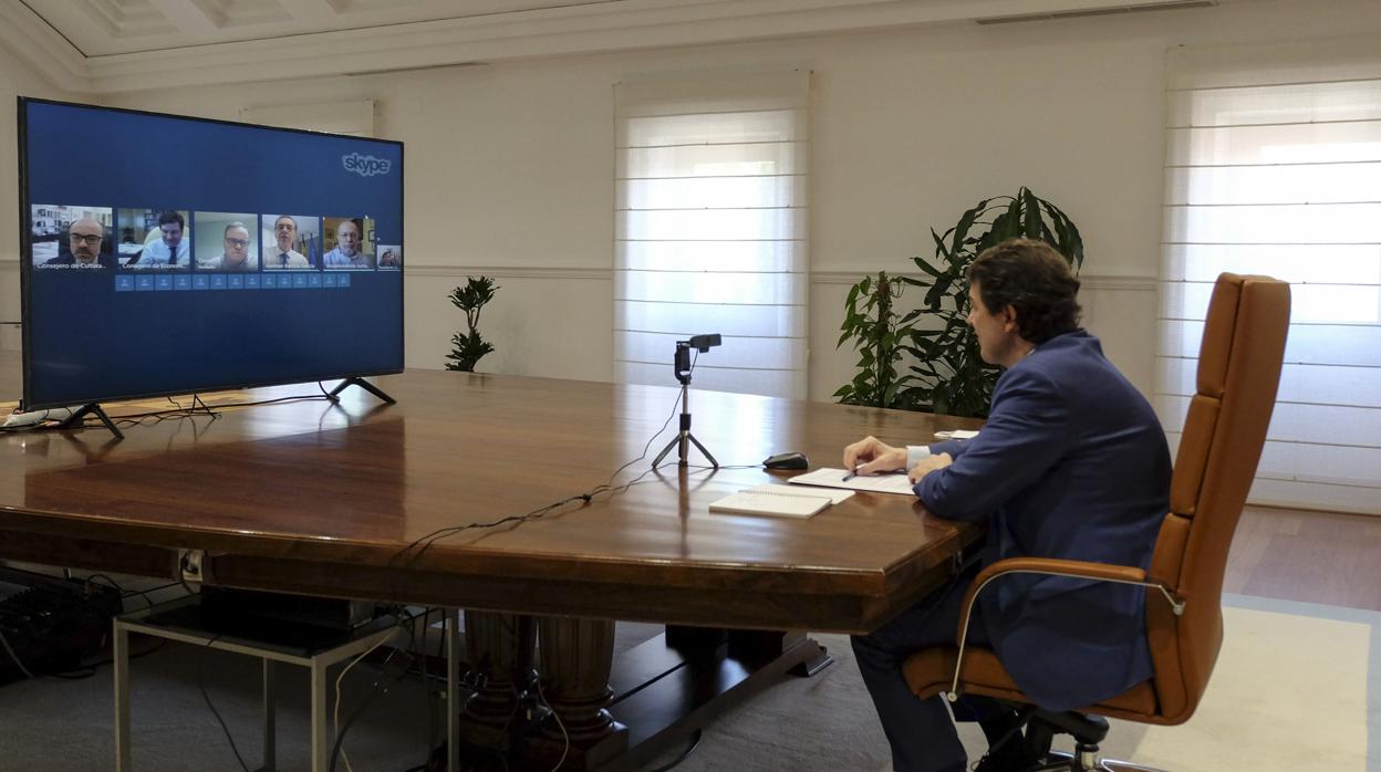 Mañueco durante la videoconferencia con el sector de la hostelería, el comercio y los autónomos