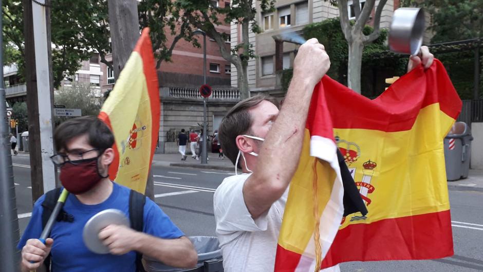 Una veintena de personas se congrega en Barcelona para protestar contra la gestión del Gobierno