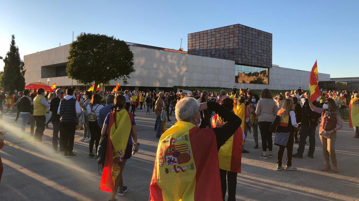 Concentración convocada el pasado domingo frente a las Cortes de Castilla y León en protesta por la gestión de Sánchez de la crisis sanitaria