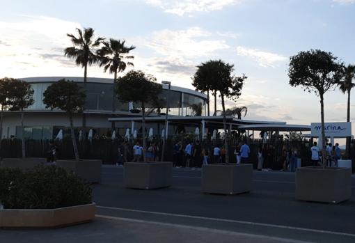 magen tomada este miércoles en la puerta de un local de ocio de Valencia