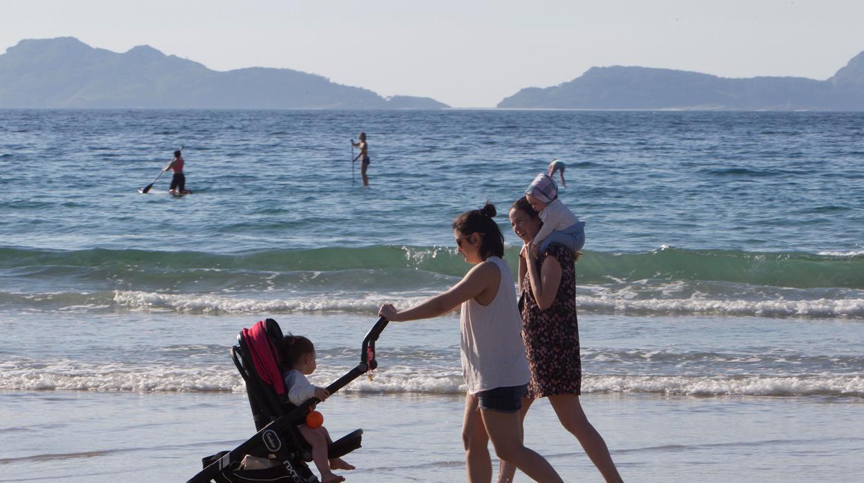 Paseo tras el cambio de fase en playa de Patos, en Nigrán