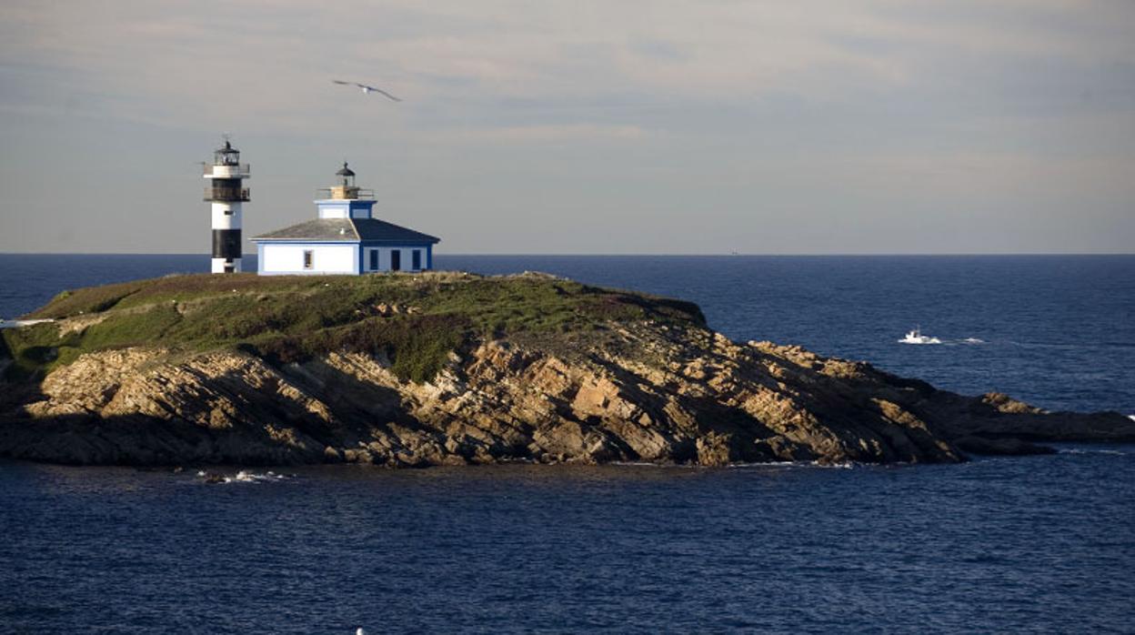 Vista del faro de Ribadeo, localidad limítrofe con Asturias