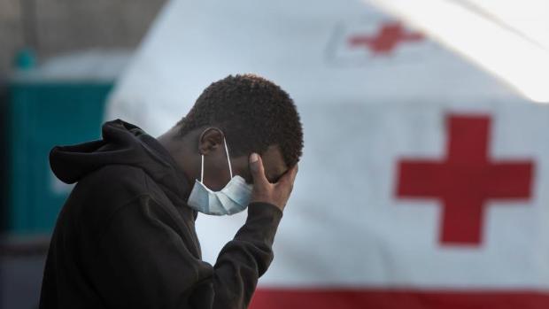 Alarma en una comisaría canaria tras el positivo de un inmigrante que estuvo en cuarentena allí 72 horas