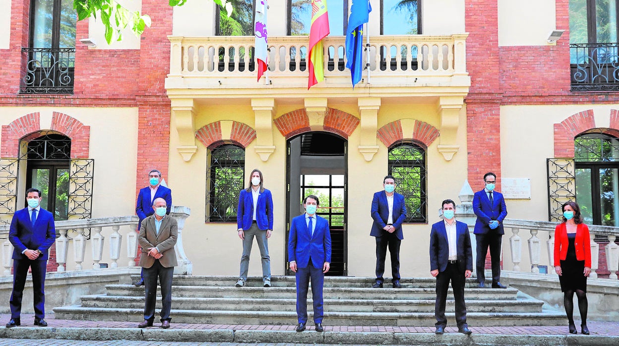 Los líderes de los partidos con representación en las Cortes, este viernes antes de la reunión