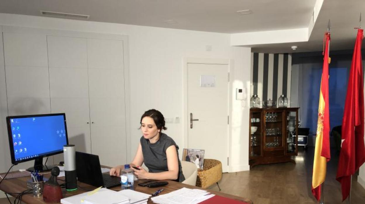 La presidenta de la Comunidad de Madrid, Isabel Díaz Ayuso, en la suite de la cadena Room Mate