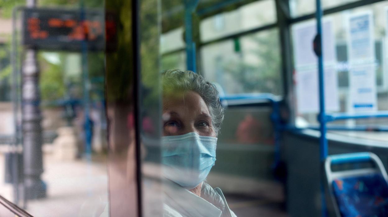 Una usuaria de un bus urbano en Orense, con mascarilla