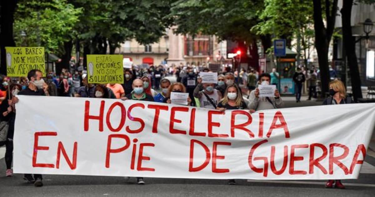 Cientos de trabajadores de la hostelería de Bizkaia se han manifestado por las calles de Bilbao en protesta por las condiciones para abrir los establecimientos del sector