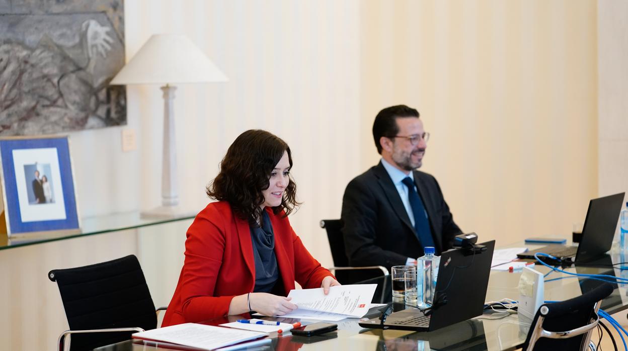 El consejero de Hacienda, Javier Fernández-Lasquetty, junto a la presidenta Díaz Ayuso durante una videoconferencia