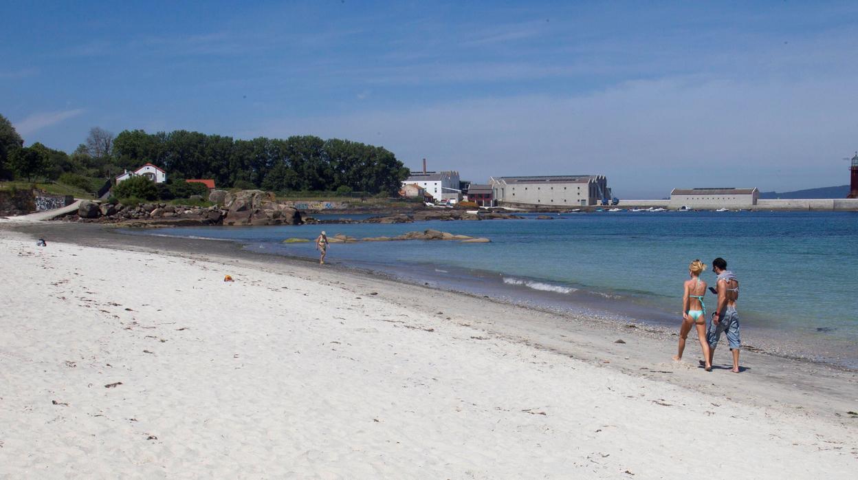 Una pareja pasea este lunes por la playa de Carril, en Vigo