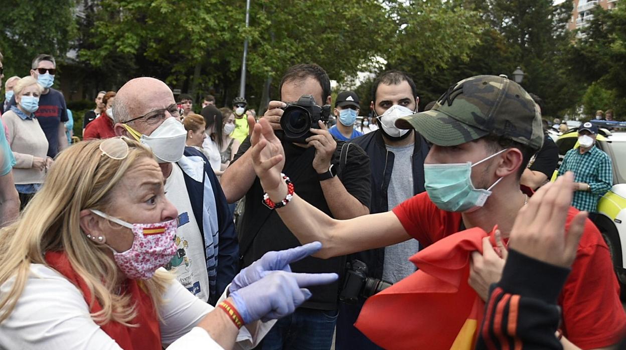 Radicales de izquierda se enfrentan contra una mujer en Alcorcón/ Vídeo: La presencia policial evita enfrentamientos en Moratalaz