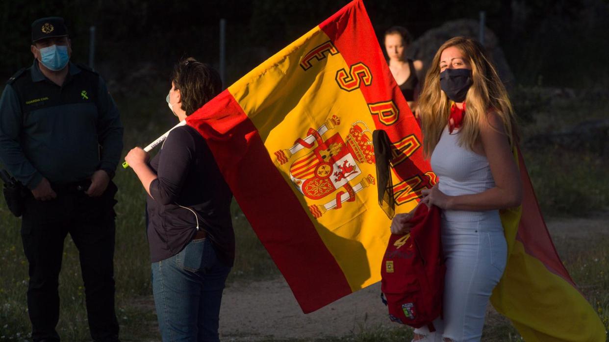 Vecinos con banderas cerca del chalet de Pablo Iglesias