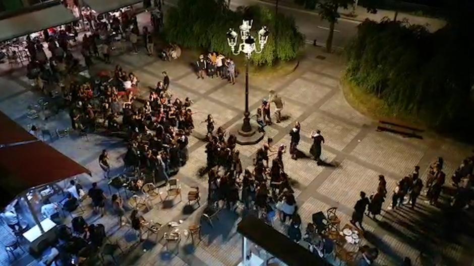 Dimite una concejal de Bildu que participó en una fiesta ilegal en plena calle en Guipúzcoa