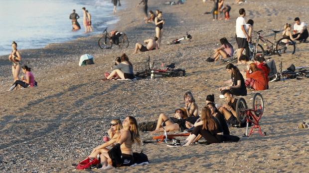 La policía vuelve a desalojar las playas de Barcelona, prohibidas aún al baño