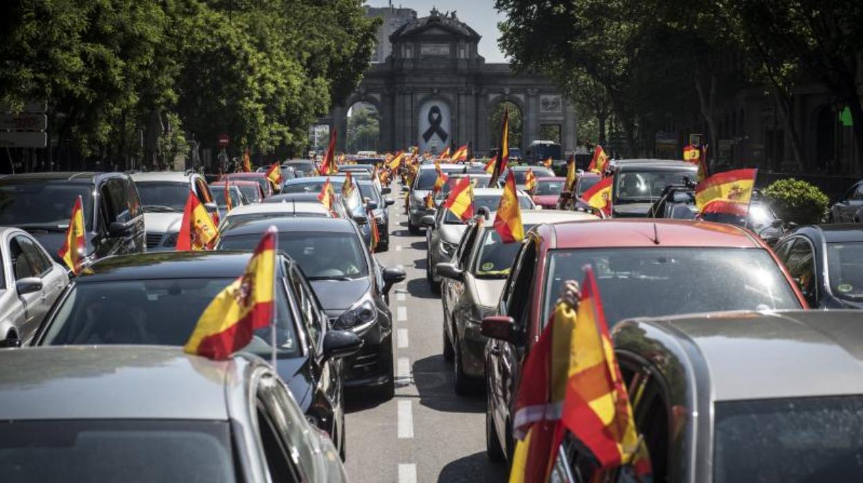 Concentración de coches junto a la Puerta de Alcalá