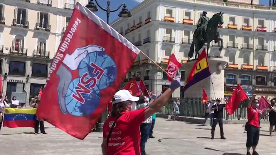 Decenas de personas se concentran en la Puerta del Sol convocados por el Partido Comunista de los Pueblos de España