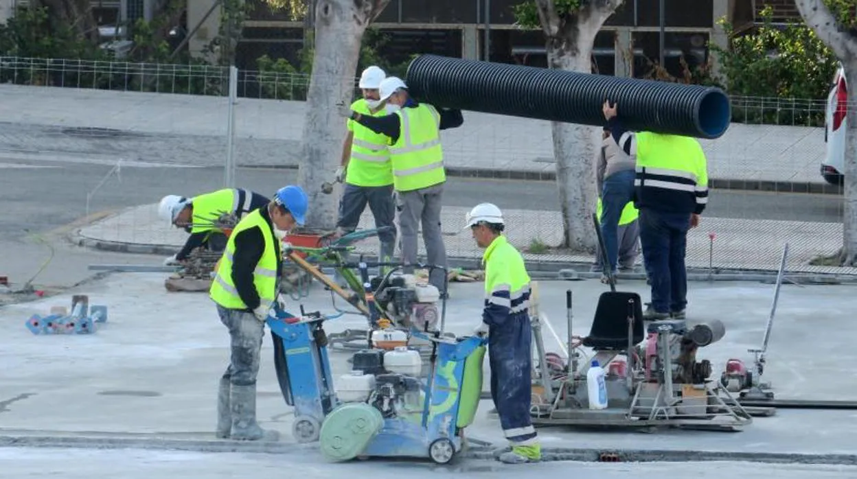 Trabajadores de la construcción en unas obras durante el estado de alarma en Alicante
