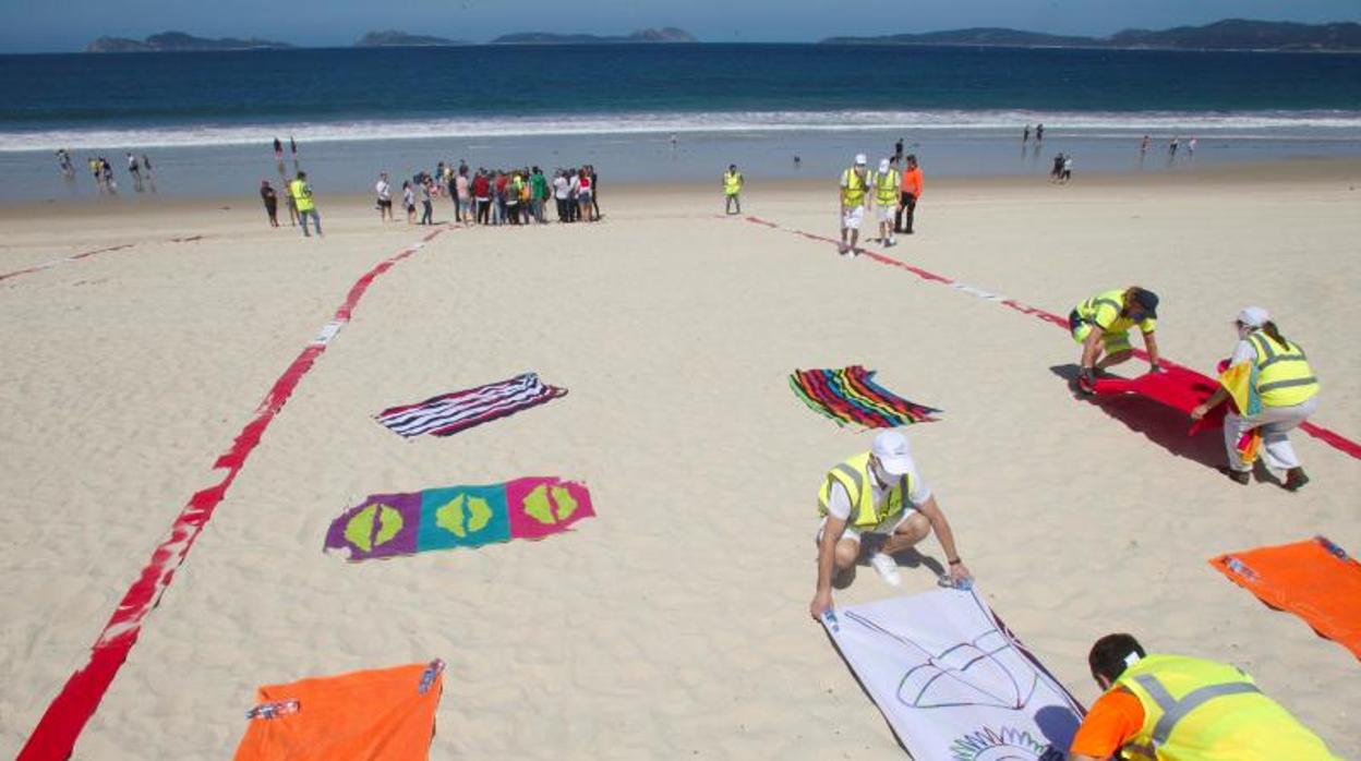 Varios operarios realizan una demostración de separación de distancia en Vigo