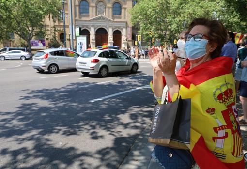 Cientos de personas arroparon con aplausos el paso de los vehículos de la manifestación de Zaragoza. En la imagen, la céntrica Plaza de Aragón