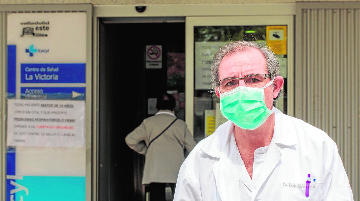 El médico Javier Sanz a las puertas del centro de Salud de La Vitoria en Valladolid