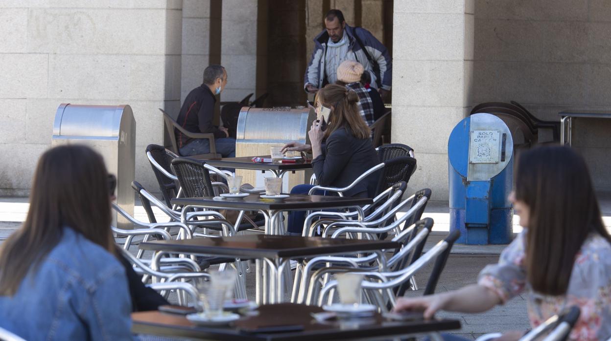 Imagen de una terraza de Ponferrada, que entró en fase 1 la semana pasada