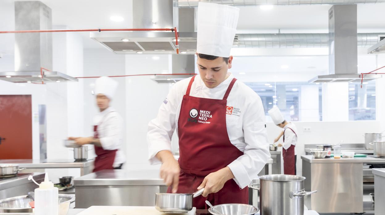 Un cocinero en el Mediterráneo Culinary Center de Valencia