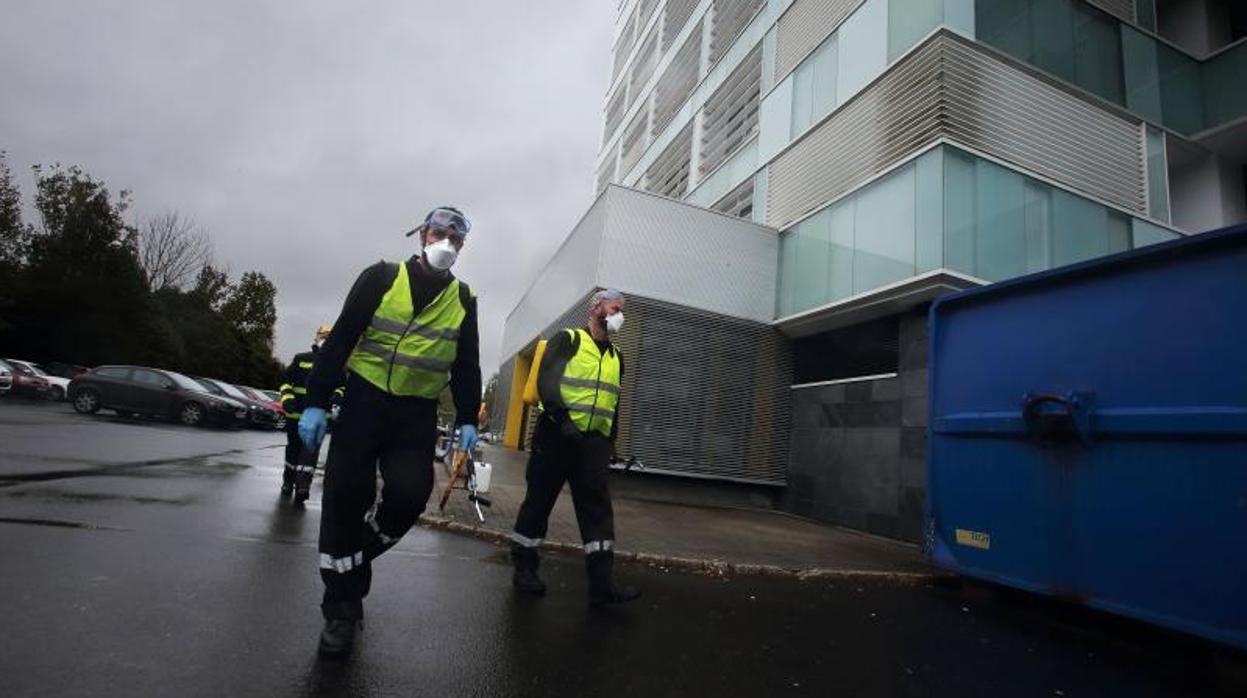 Militares desinfectando el Hospital de Conxo en Santiago