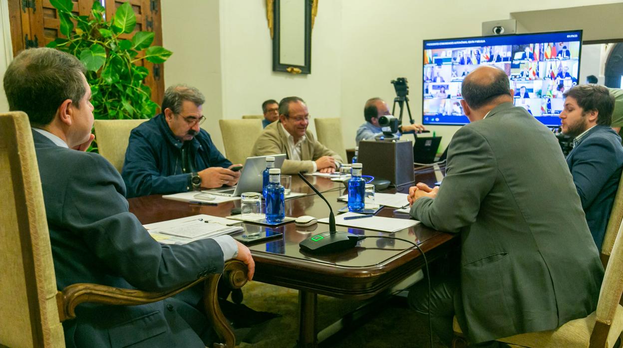 Page participa en el Palacio de Fuensalida, en Toledo, en la videoconferencia de presidentes autonómicos