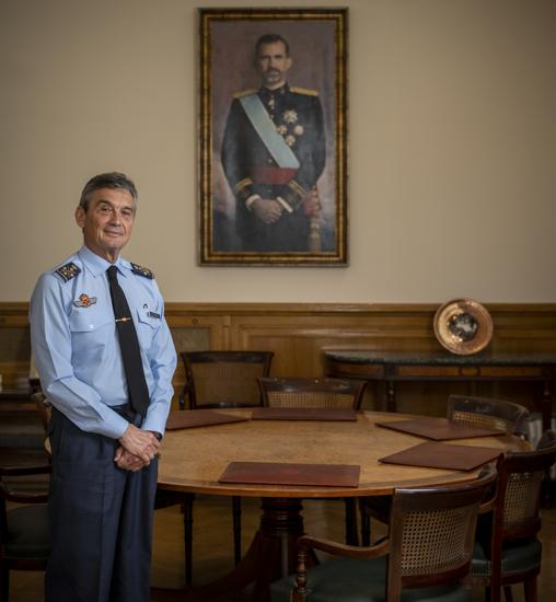 El Jemad, junto a un retrato de Su Majestad el Rey, en su despacho en el Estado Mayor de la Defensa