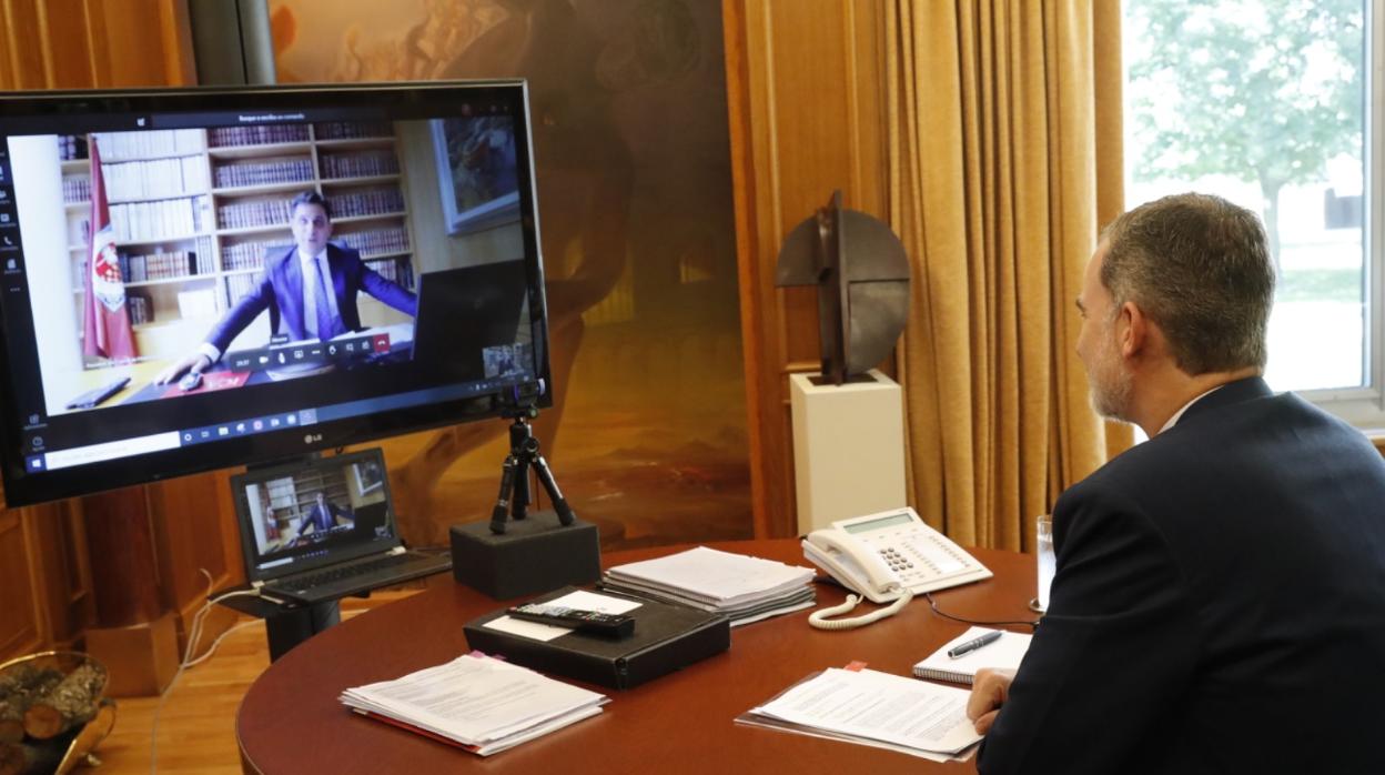 Don Felipe, en videoconferencia con el presidente de los abogados catalanes