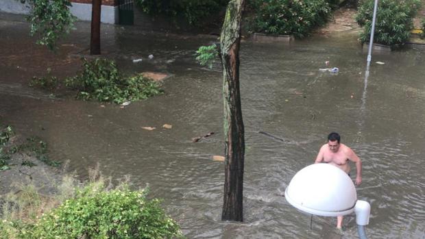 Una tromba de agua inunda partes del barrio del Aeropuerto, Coslada, San Fernando y Rivas